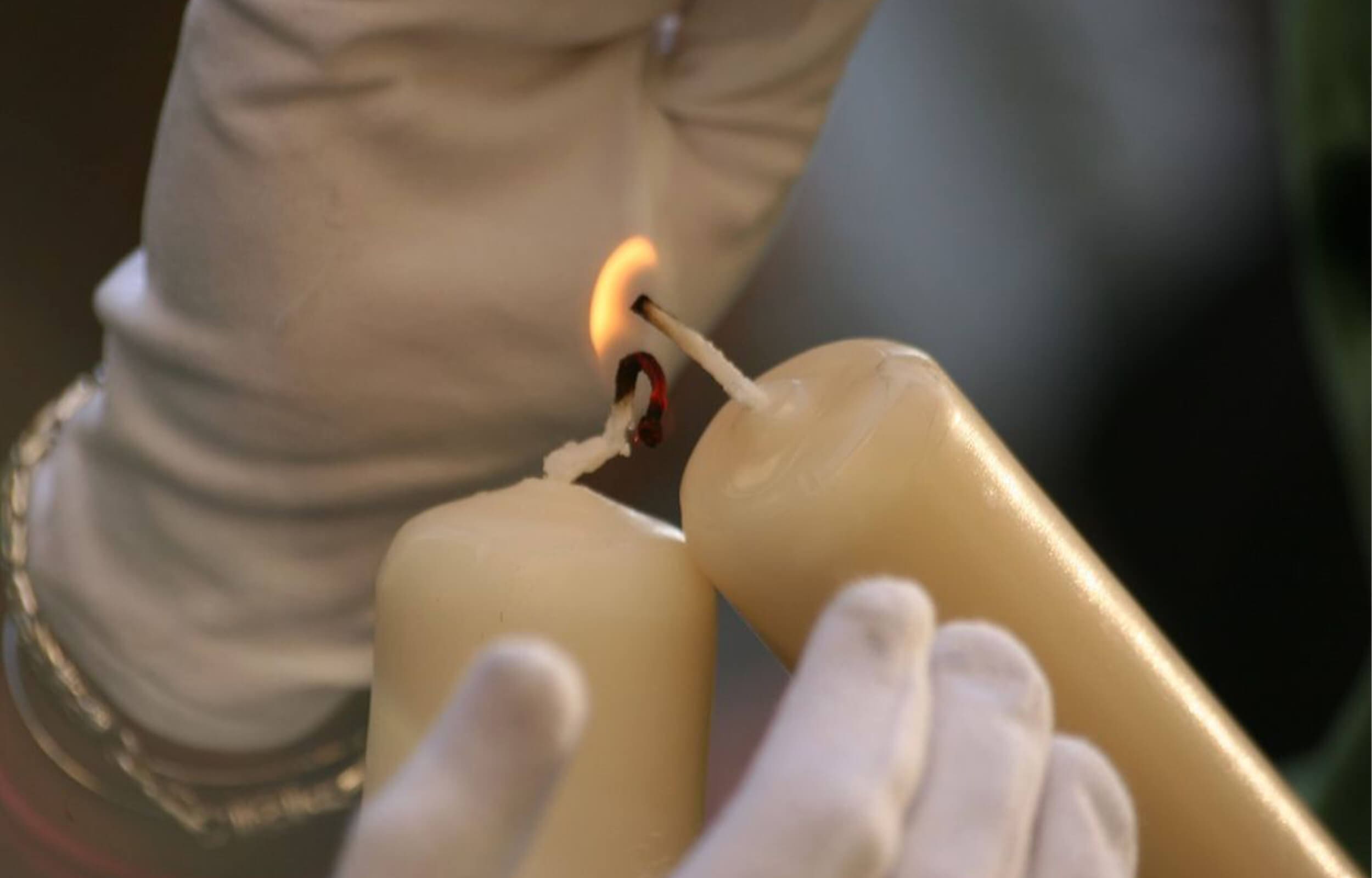 Encendiendo velas en la Semana Santa de Málaga