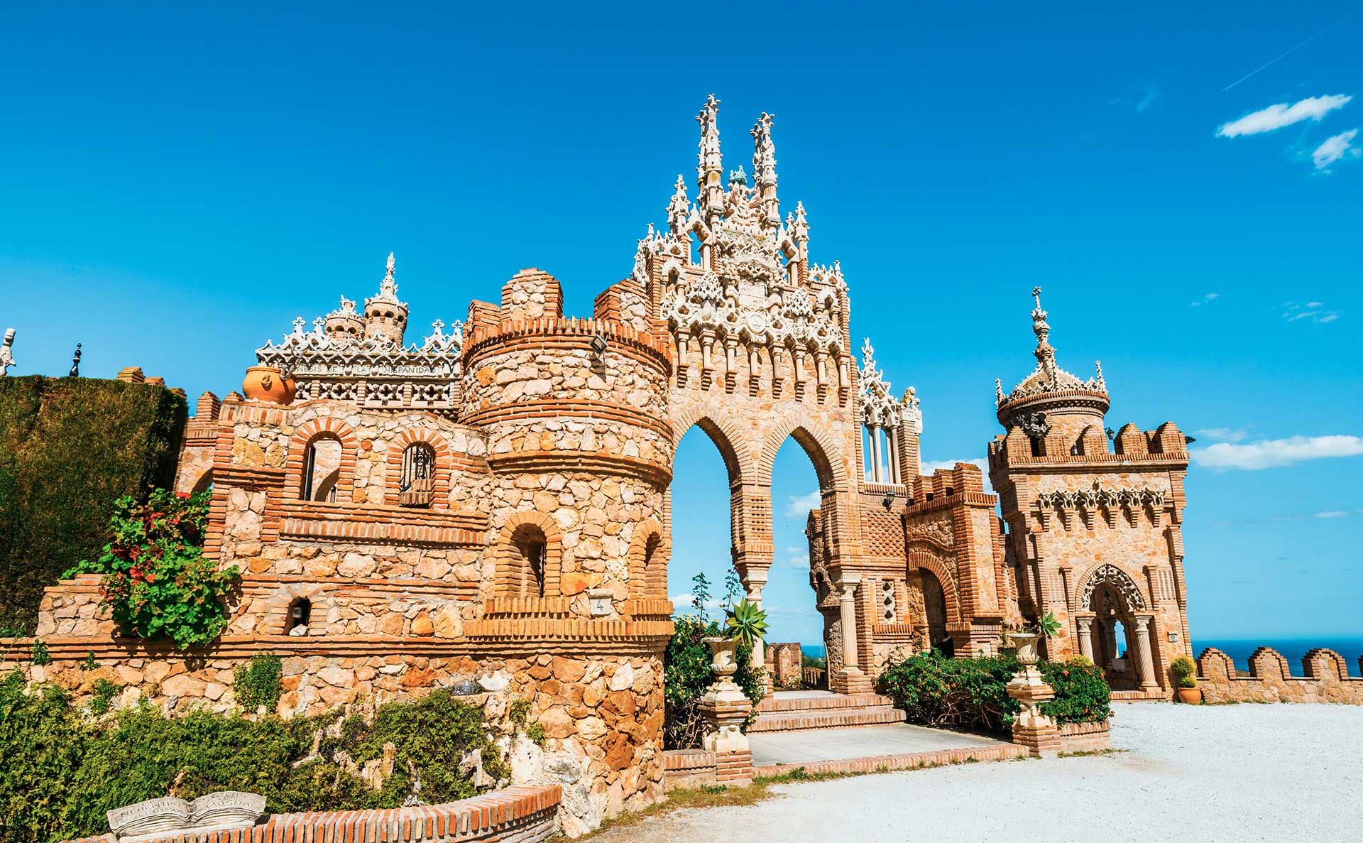 Castillo de Colomares, a 30 minutos de Palacio Solecio.