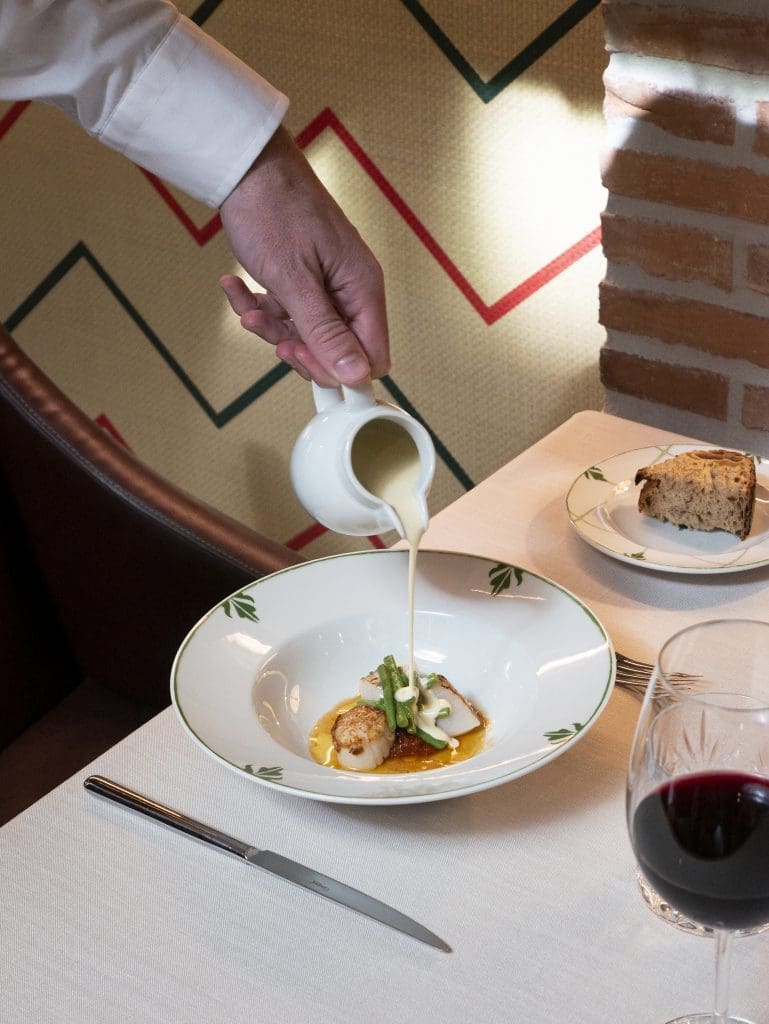 Sirviendo un plato en el Restaurante Balausta del Palacio Solecio