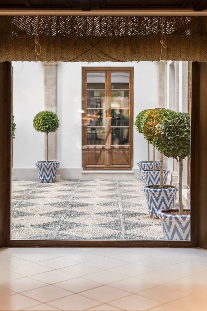 Vista al patio desde el interior del Palacio Solecio